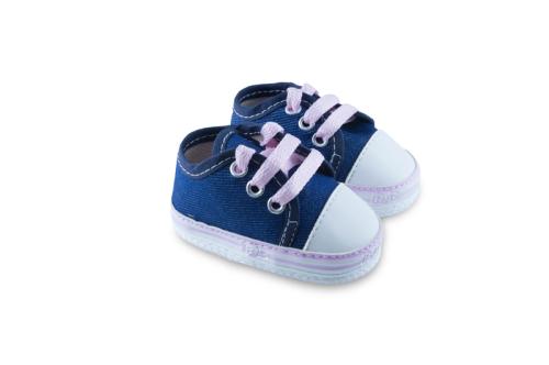 Zapatilla de Bebé de Jeans con Cordones y Detalle en Color Rosa